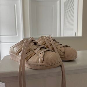 Adidas London Back Out Sneaker Tennis shoes Stay Classy Superstar US 5.5 Beige